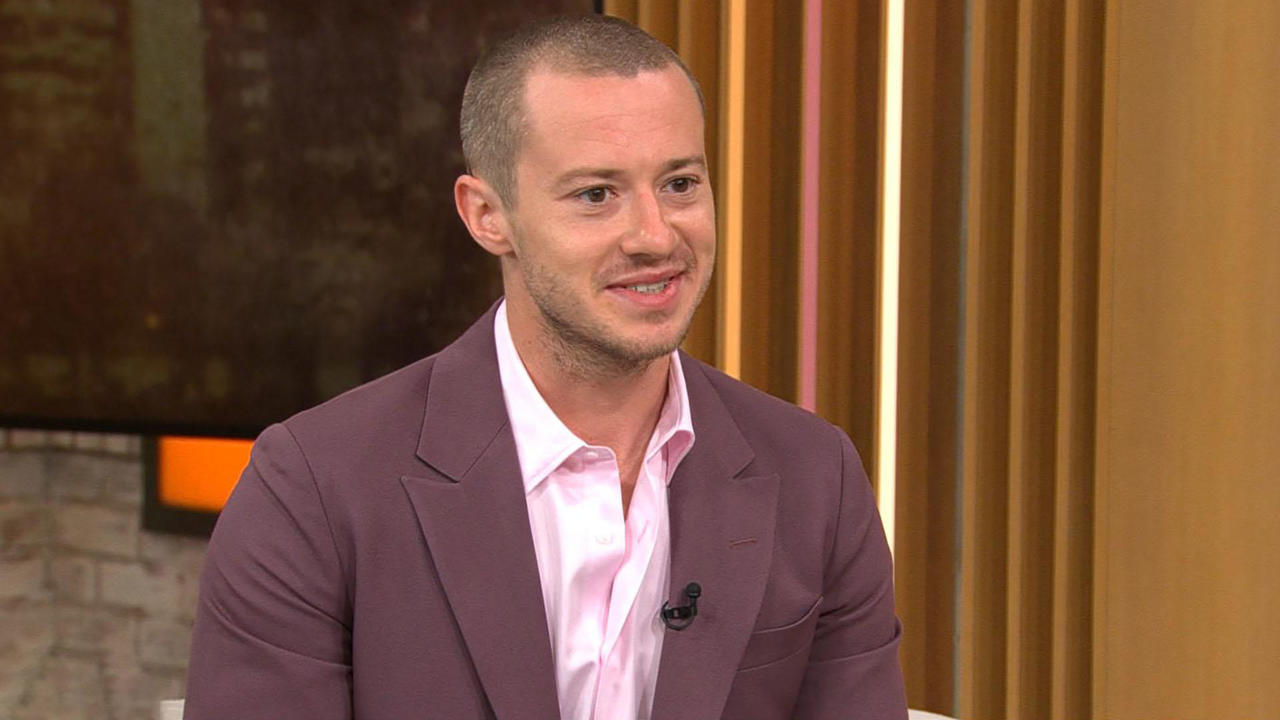 Joseph Quinn durante un'intervista