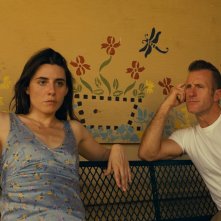 Un giorno da leone: Marianne Rendòn e Scott Caan in una scena del film