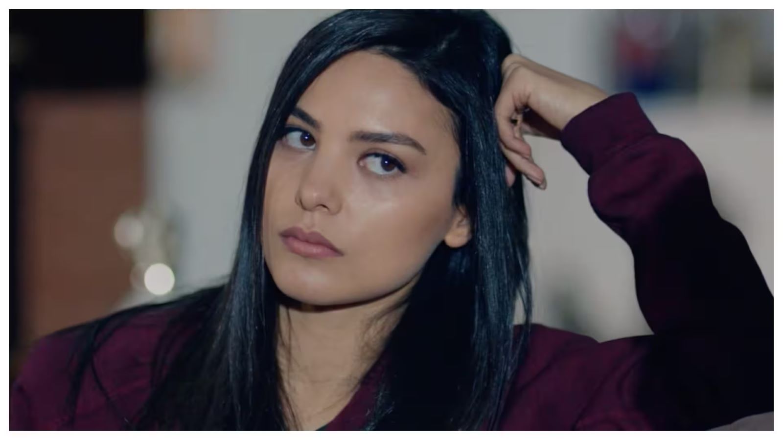 Nella foto Zeynep interpretata da Hazal Filiz Küçükköse