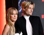 Millie Bobby Brown in vacanza in Sardegna col marito Jake Bongiovi, a sorpresa anche il suocero Jon Bon Jovi