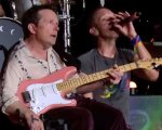 Michael J. Fox suona la chitarra con i Coldplay sul palco di Glastonbury