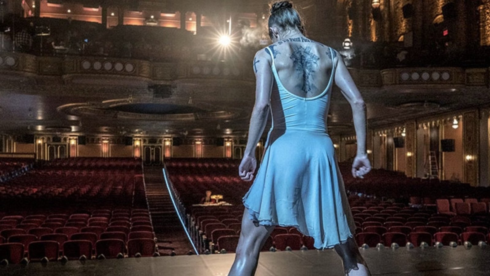 Ana De Armas vestita da ballerina sul palco di un teatro