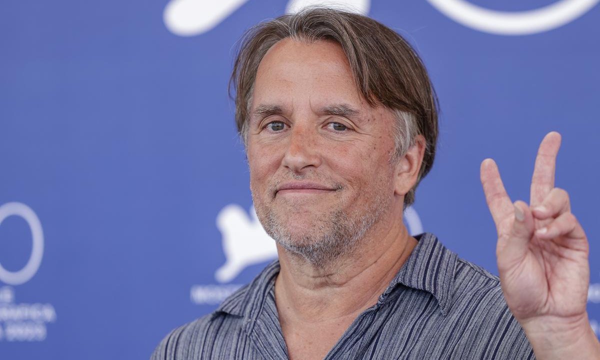 Richard Linklater presenta Hit Man a Venezia 2023