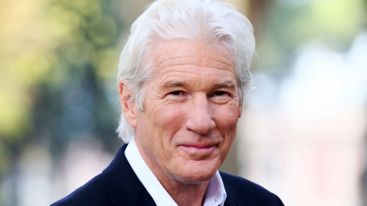 Un primo piano di Richard Gere