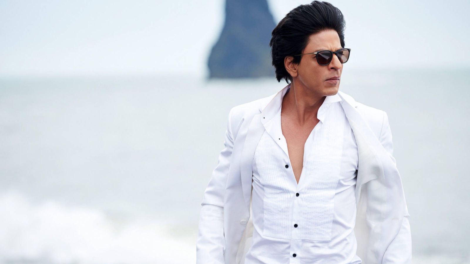 Shah Rukh Khan vestito di bianco in una foto promozionale