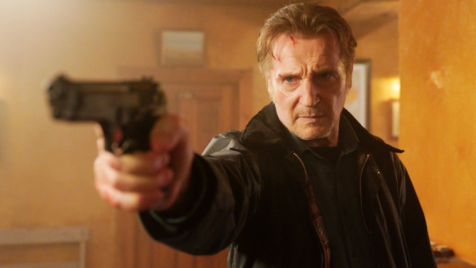 Liam Neeson con la pistola spianata
