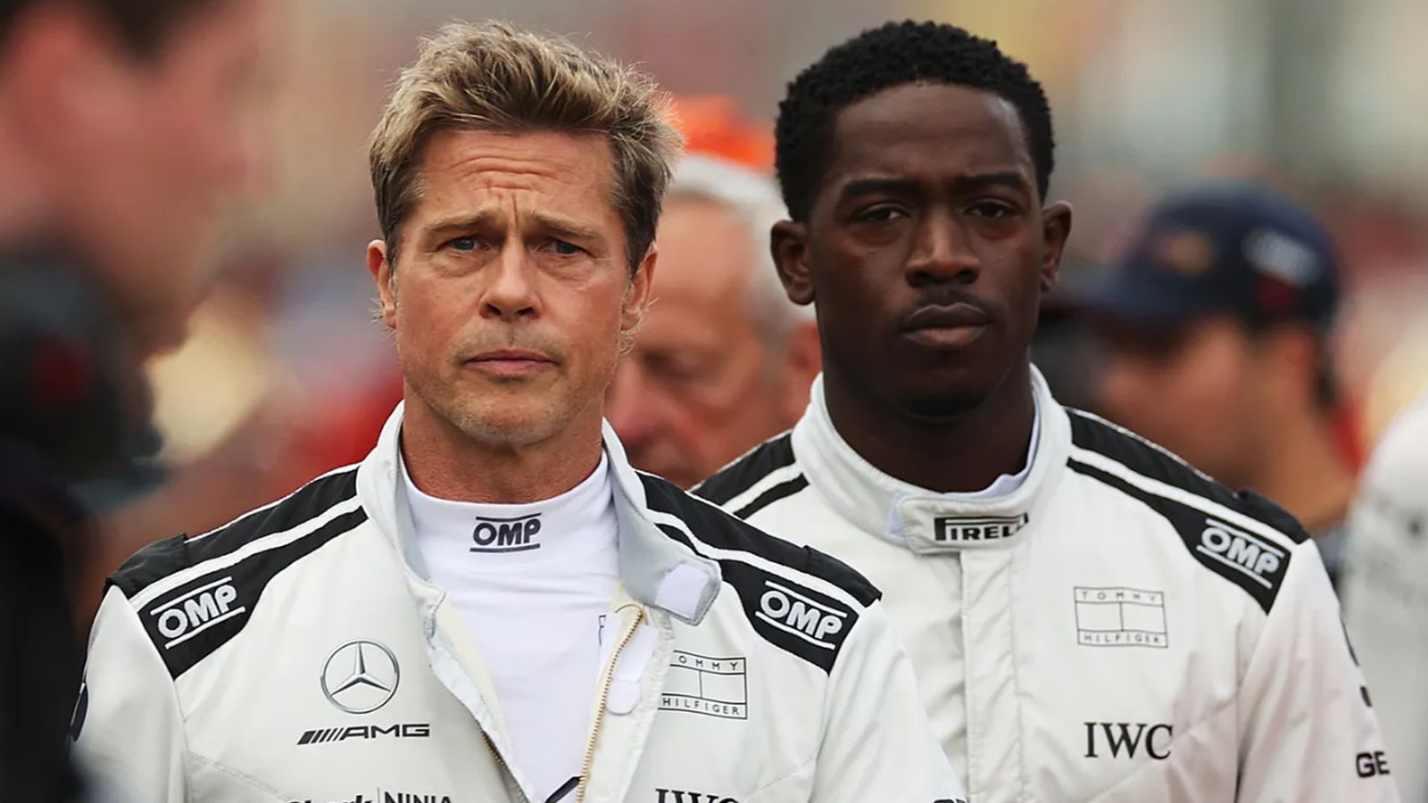 Brad Pitt e Damson Idris con insoddo le tute da piloti di Formula Uno