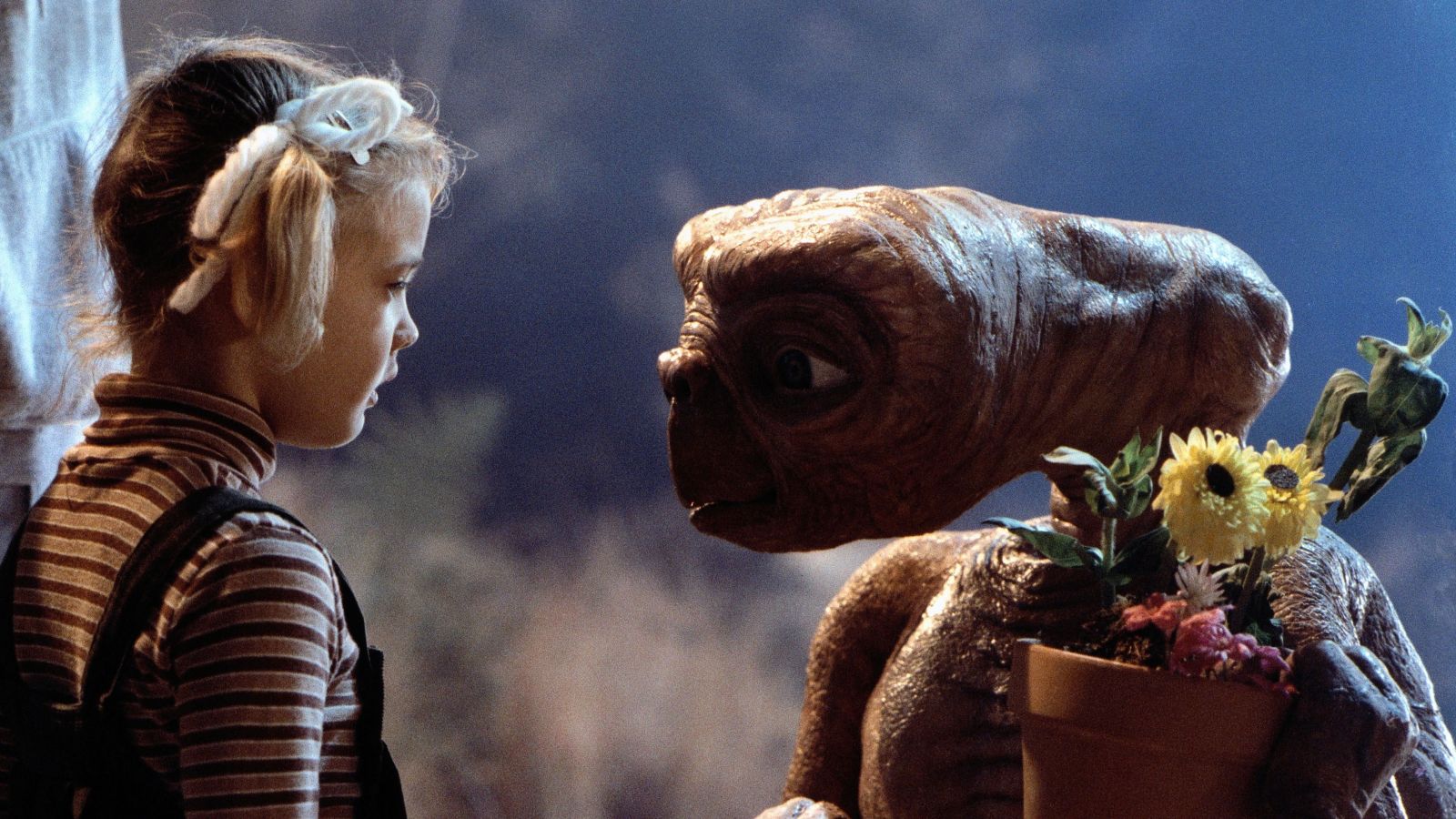 Drew Barrymore ed E.T. con un mazzo di fiori