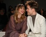 Suki Waterhouse ricorda il primo incontro con Robert Pattinson: 'Ridevamo troppo, ci hanno divisi'