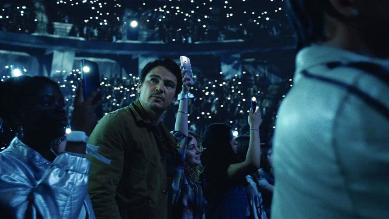 Josh Hartnett circondato da giovani fan a un concerto