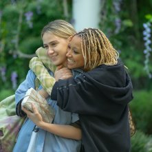 Bodies Bodies Bodies: Amandla Stenberg, Maria Bakalova in una scena