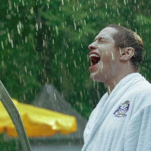 Bodies Bodies Bodies: Pete Davidson in una scena