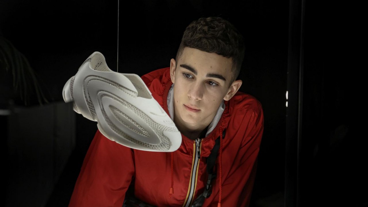 Raffaele Argesanu in una scena di Holy Shoes