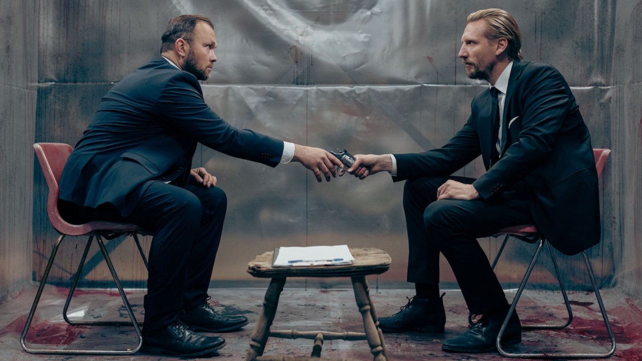 I protagonisti de La morte è un problema dei vivi si passano una pistola