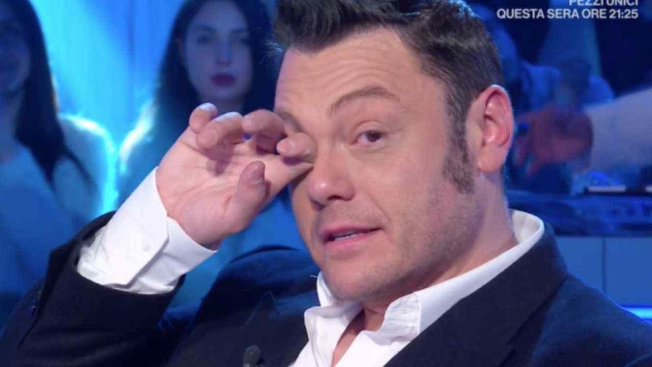 Tiziano Ferro si commuove durante un'intervista