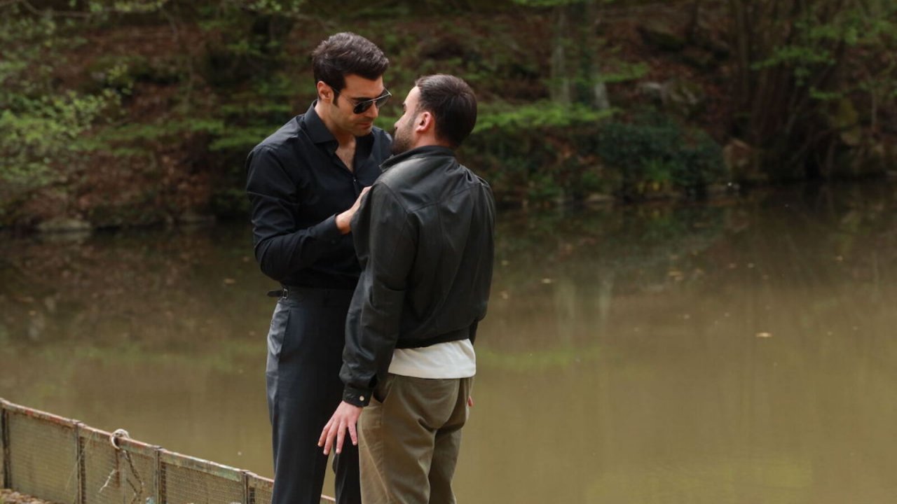 Proprio quando cominciava a fidarsi di lui, Gulcemal spaventa Deva che decide di fuggire