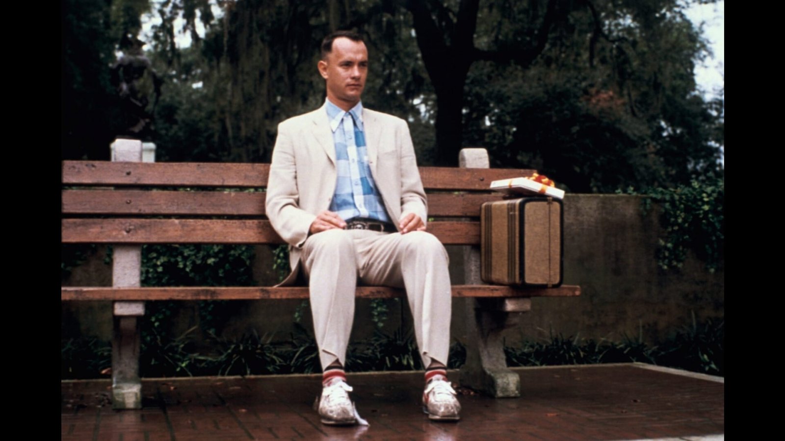 Tom Hanks nei panni di Forrest Gump in una scena del film