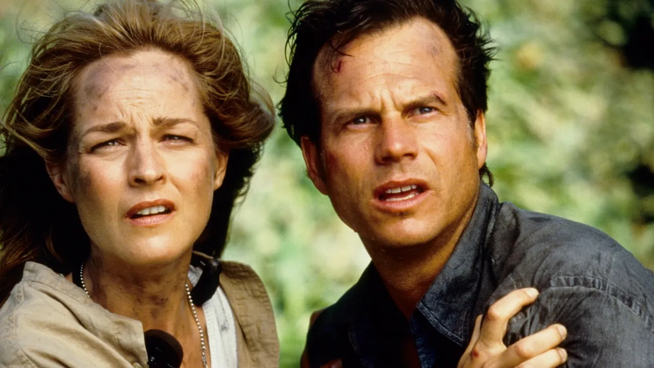 Helen Hunt e Bill Paxton in una scena di Twister