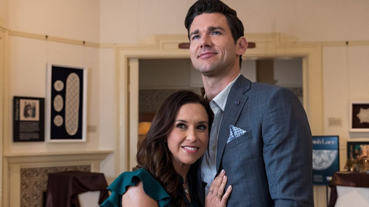 Lacey Chabert e Kevin McGarry in una scena del film