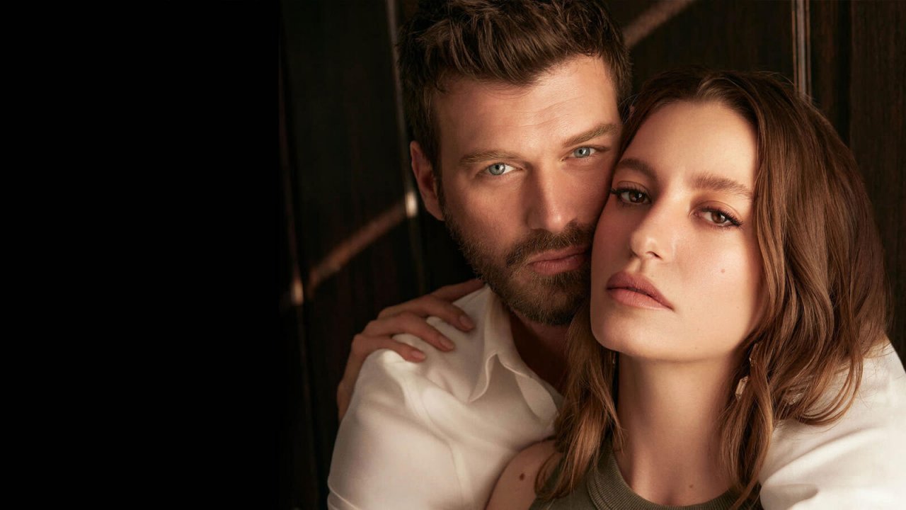 Kivanç Tatlitug e Serenay Sarikaya sono i protagonisti di The Family, da domani su Canale 5