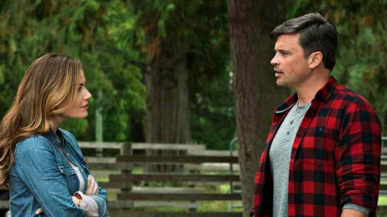 Tom Welling e Erica Durance come Clark Kent e Lois Lane in Crisi sulle Terre Infinite