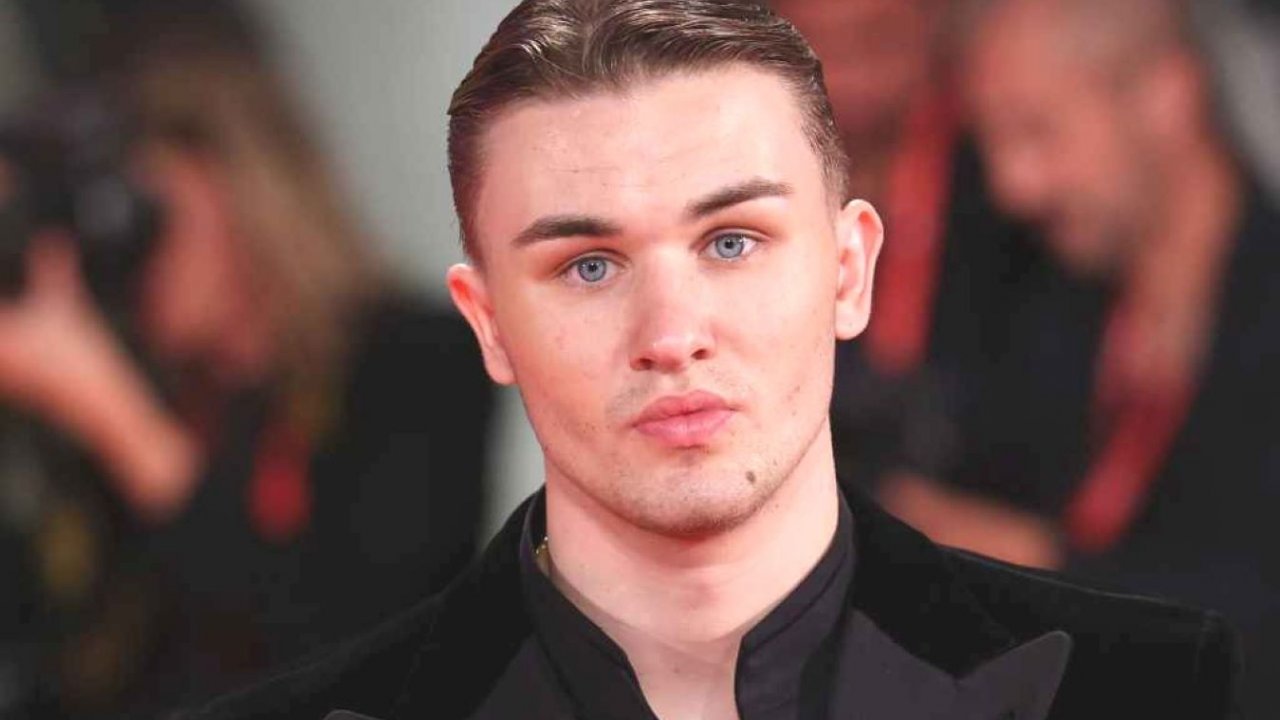 un primo piano di Artem Tkachuk