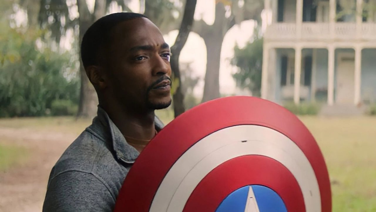 Un primo piano di Anthony Mackie con lo scudo di Captain America
