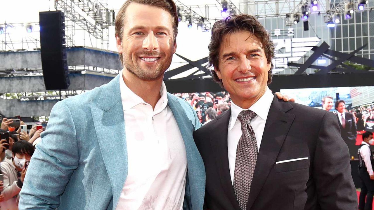 Glen Powell e Tom Cruise insieme sul red carpet