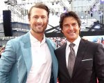 Tom Cruise, popcorn in mano, si presenta alla premiere di Twisters per supportare Glen Powell