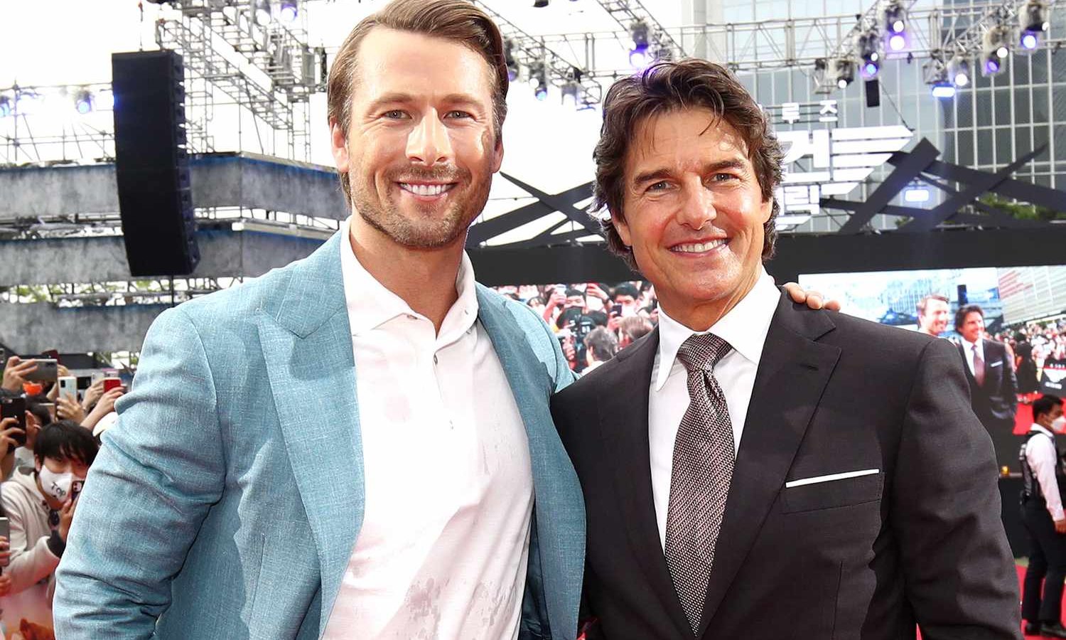 Glen Powell e Tom Cruise insieme sul red carpet