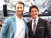 Tom Cruise, popcorn in mano, si presenta alla premiere di Twisters per supportare Glen Powell