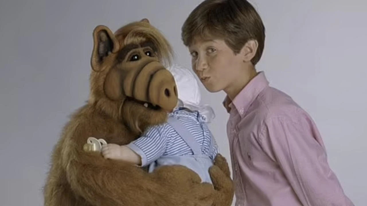 Benji Gregory con Alf in un'immagine della serie ALF