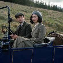 Outlander: Blood of My Blood, Jeremy Irvine e Hermione Corfield