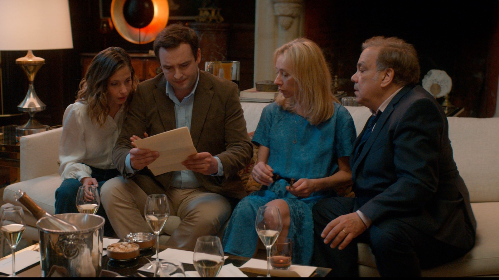 Didier Bourdon, Sylvie Testud, Julien Pestel e Chloé Coulloud in una scena del film  'Matrimonio con sorpresa'