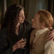 Outlander 7: Parte 2, Claire (Caitríona Balfe) e Jamie (Sam Heughan) in una foto della serie