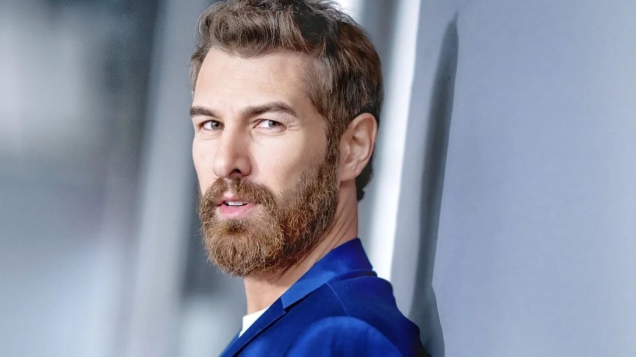 Un primo piano dell'attore Furkan Palali