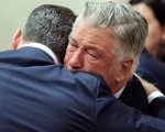 Alec Baldwin, il caso di omicidio colposo di Rust è stato archiviato. L'attore è scoppiato in lacrime
