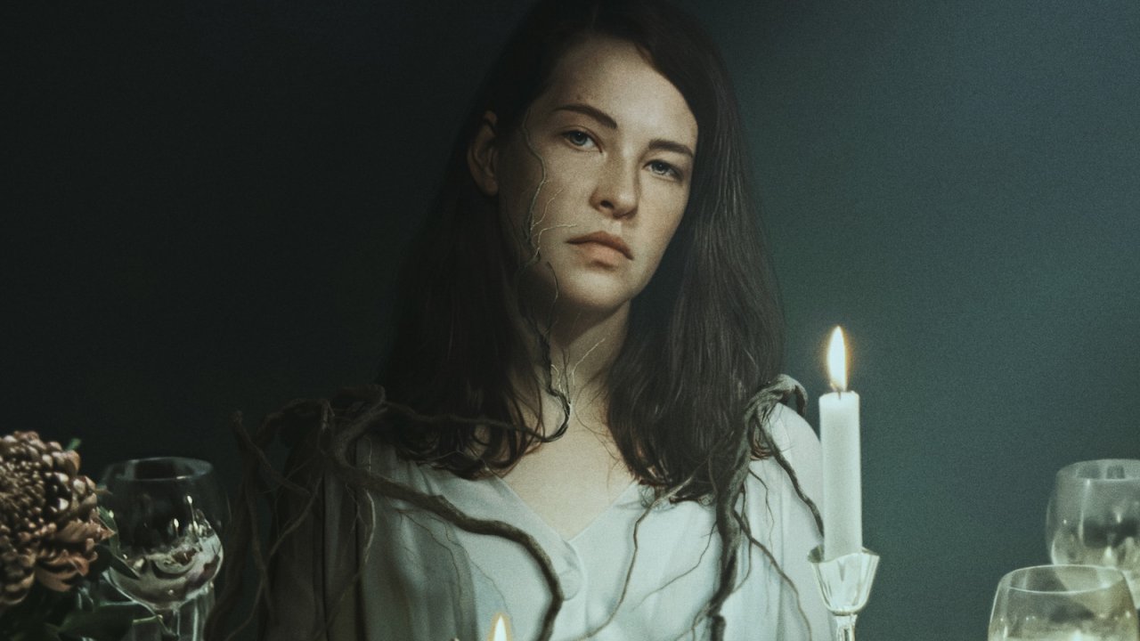 Annes Elwy in una scena di The Feast