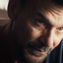 A luci spente: Frank Grillo in un primo piano