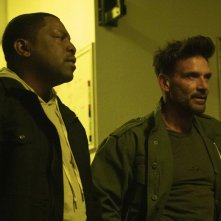 A luci spente: Frank Grillo, Mekhi Phifer, in una sequenza