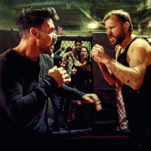 A luci spente: Frank Grillo in un'immagine