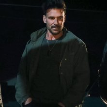 A luci spente: Mekhi Phifer, Scott Adkins, Frank Grillo in una scena