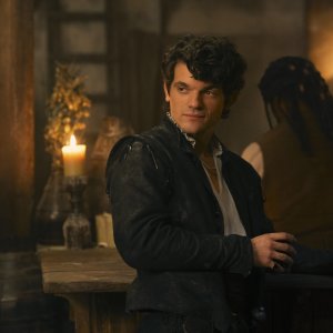 My Lady Jane: Edward Bluemel in una scena della serie Prime Video