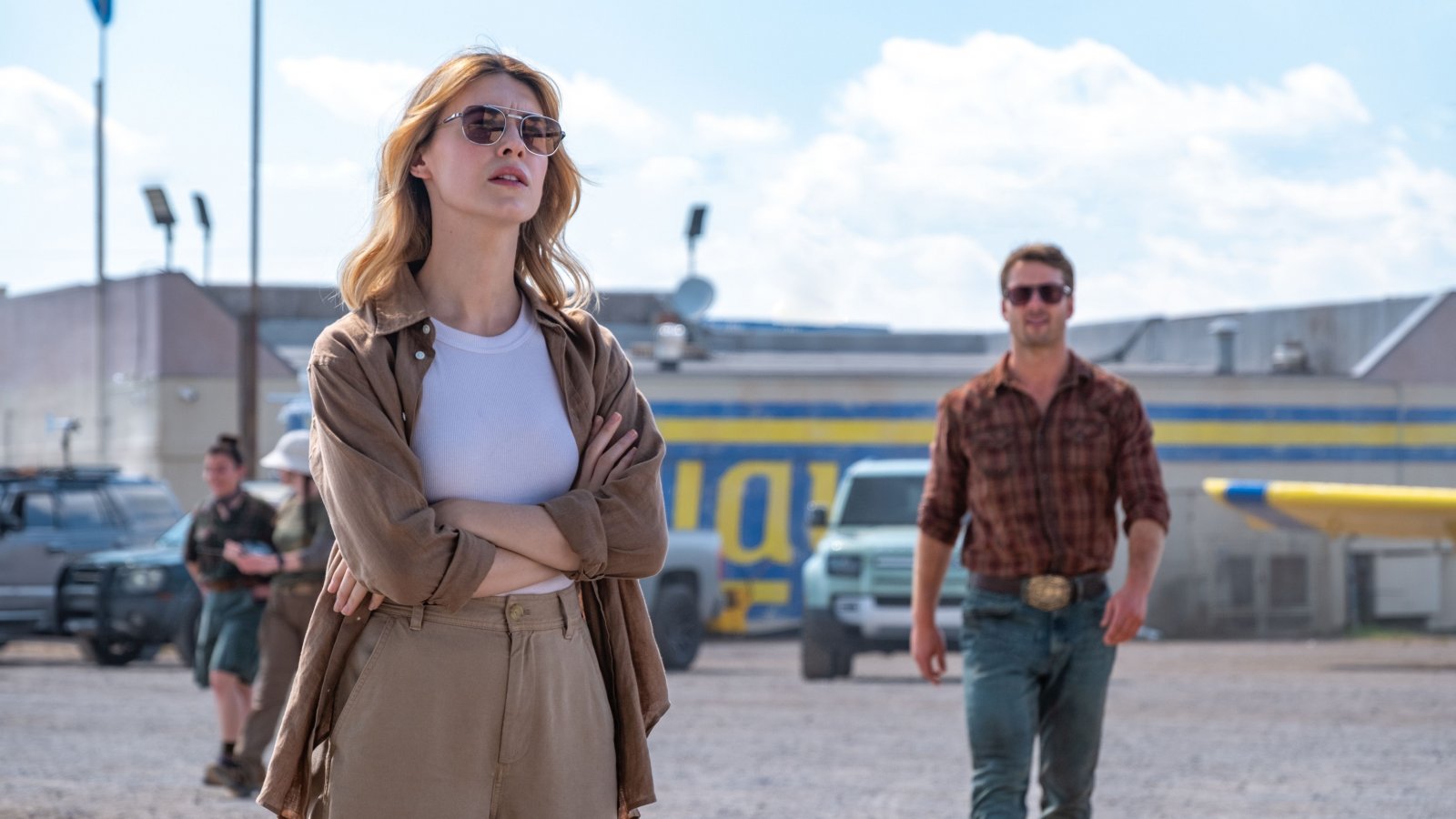 Daisy Edgar-Jones e Glen Powell in Twisters