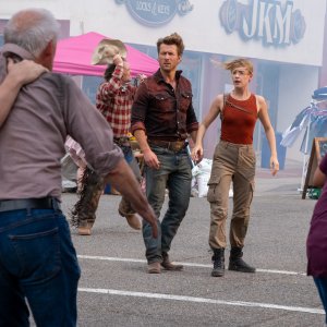 Twisters: Glen Powell e Daisy Edgar-Jones in una foto