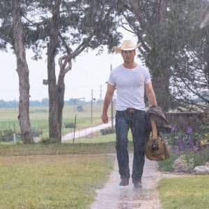 Twisters: Glen Powell in un momento del film