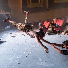 Twisters: Glen Powell e Daisy Edgar-Jones in una scena drammatica