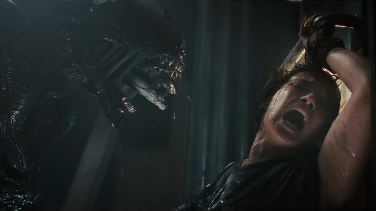 Lo Xenomorfo minaccia Isabela Merced