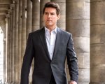 Mission: Impossible 8, Tom Cruise appeso a un aereo in volo nelle foto e nei video dal set