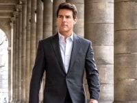 Mission: Impossible 8, Tom Cruise appeso a un aereo in volo nelle foto e nei video dal set